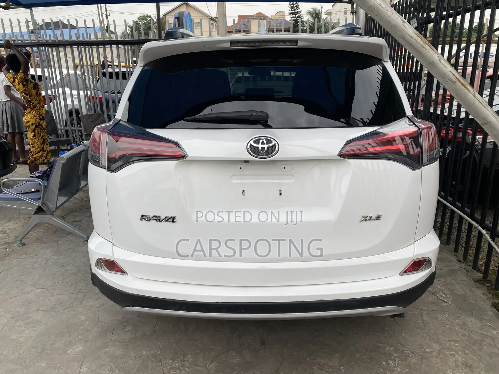 Toyota RAV4 XLE 4dr SUV AWD (2.5L 4cyl 6A) 2018 White