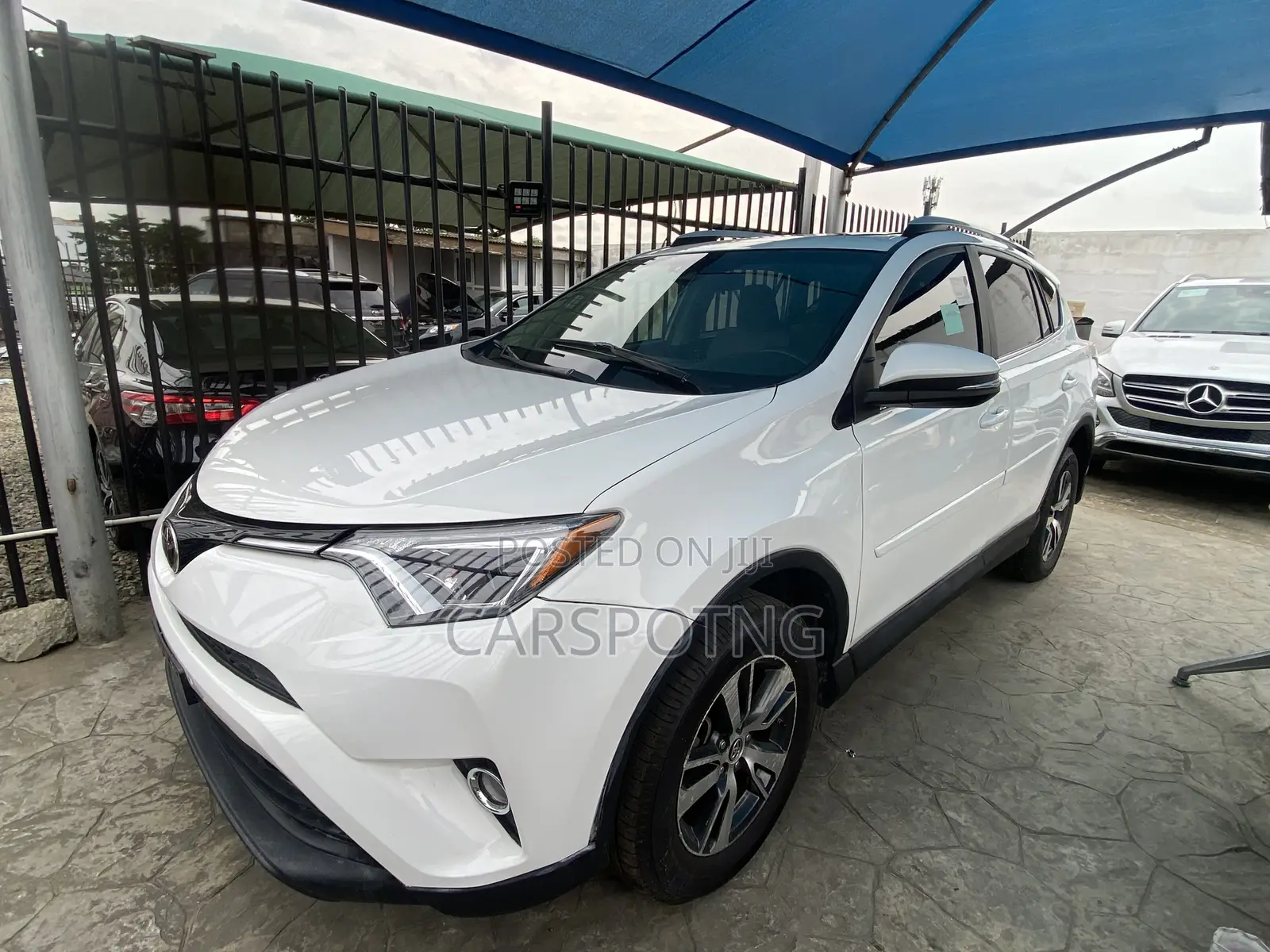 Toyota RAV4 XLE 4dr SUV AWD (2.5L 4cyl 6A) 2018 White