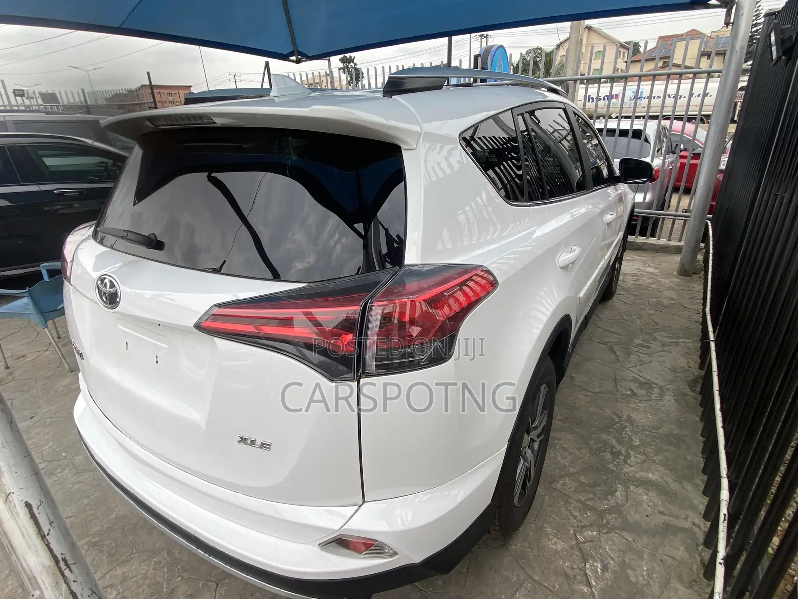 Toyota RAV4 XLE 4dr SUV AWD (2.5L 4cyl 6A) 2018 White