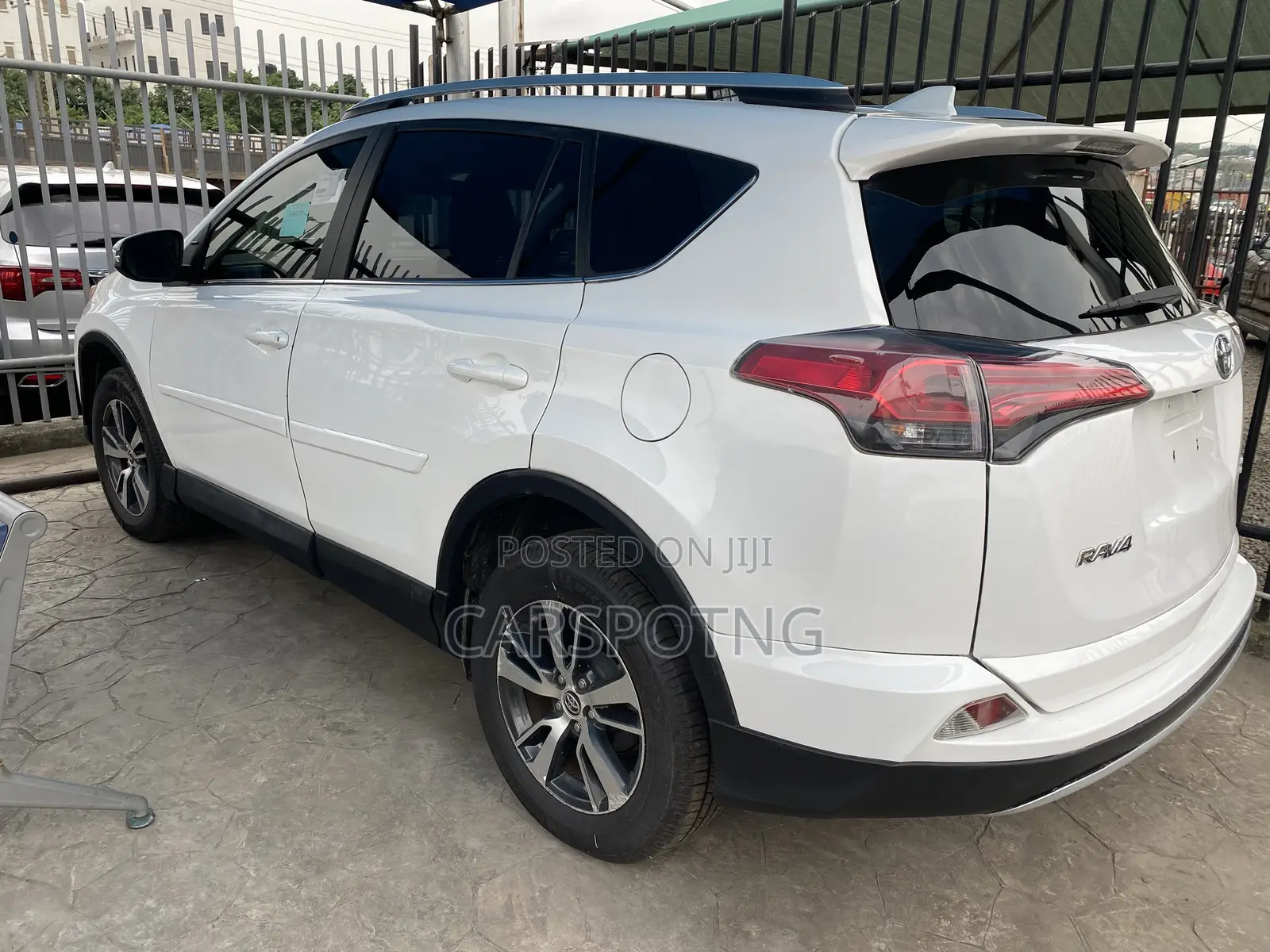 Toyota RAV4 XLE 4dr SUV AWD (2.5L 4cyl 6A) 2018 White