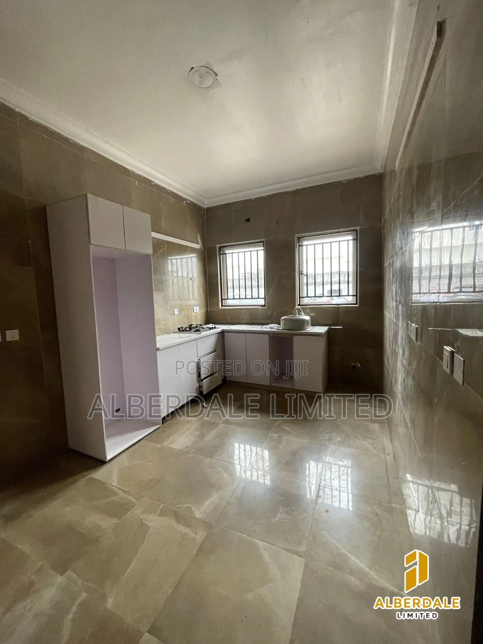 2bdrm Block of Flats in Chevron for rent
