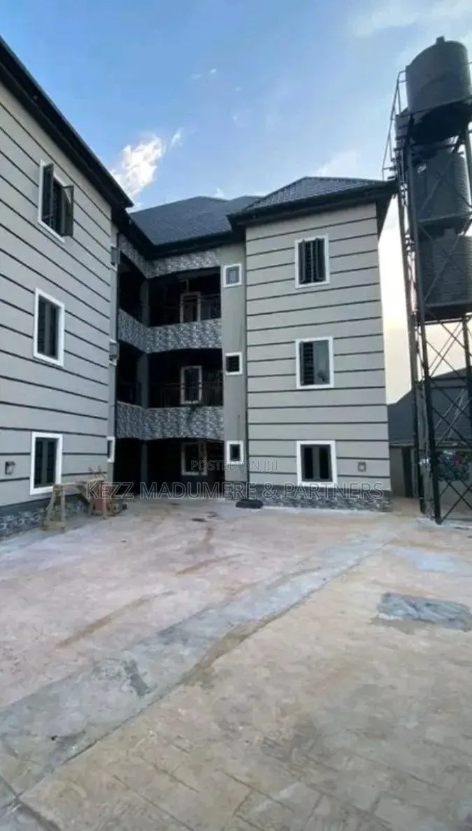 10bdrm Block of Flats in Spibat Umudagu Prof. for sale