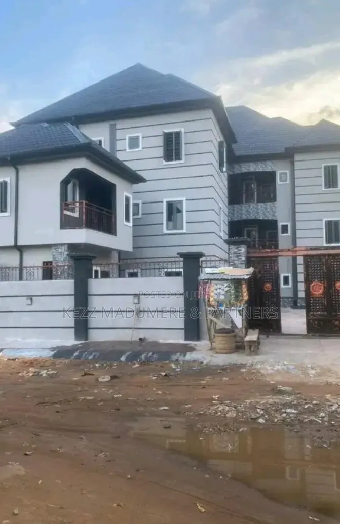 10bdrm Block of Flats in Spibat Umudagu Prof. for sale