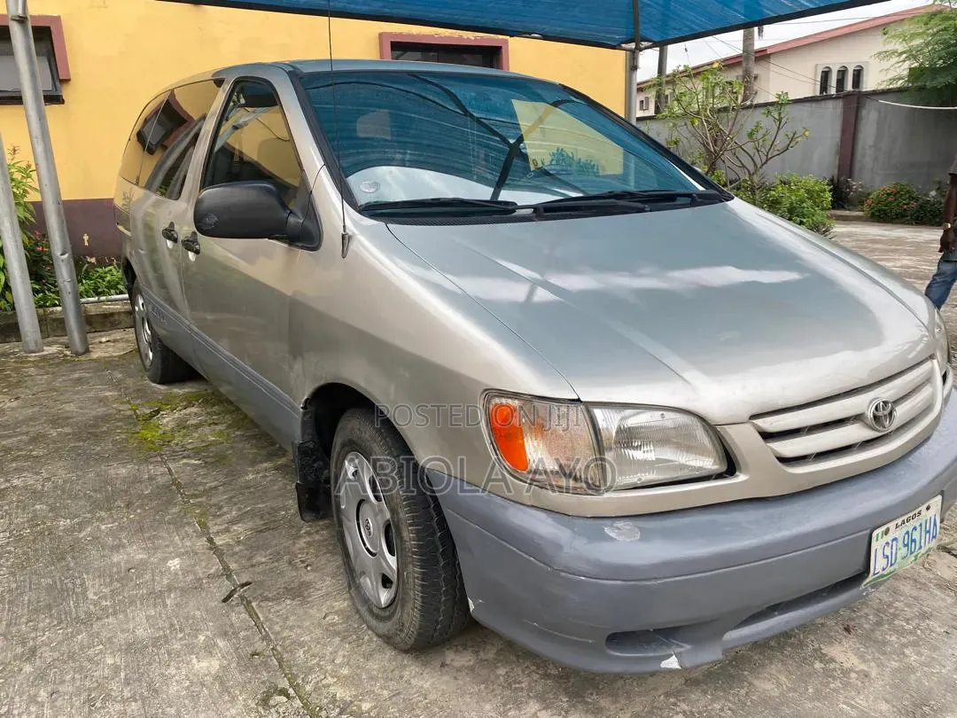 Toyota Sienna 2002 Silver