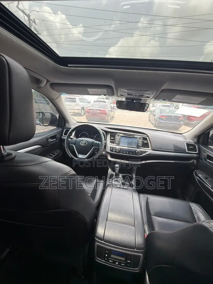 Toyota Highlander XLE 4x4 V6 (3.5L 6cyl 8A) 2018 Silver