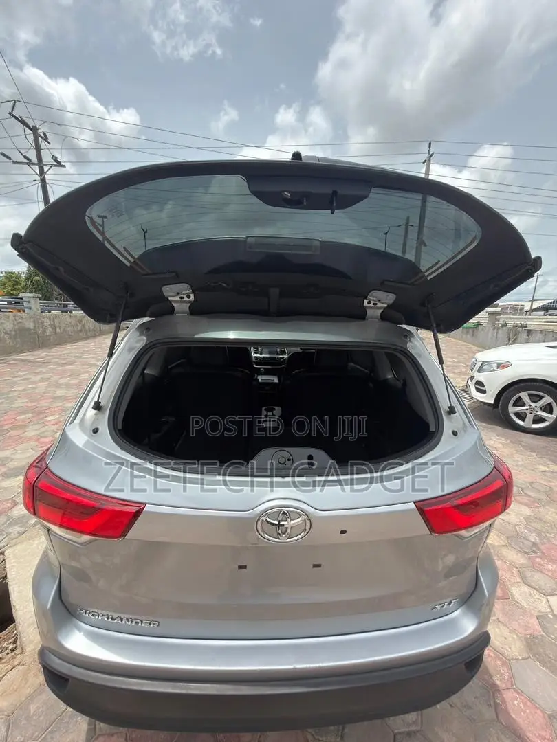 Toyota Highlander XLE 4x4 V6 (3.5L 6cyl 8A) 2018 Silver