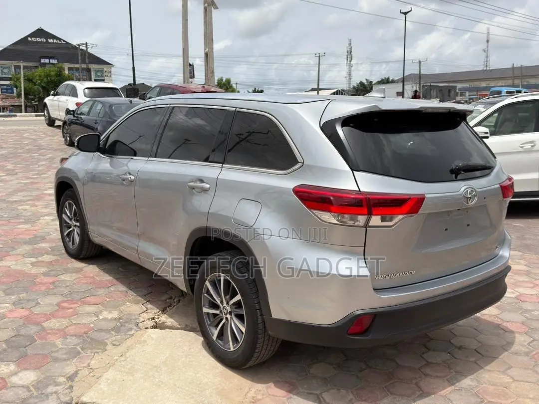 Toyota Highlander XLE 4x4 V6 (3.5L 6cyl 8A) 2018 Silver