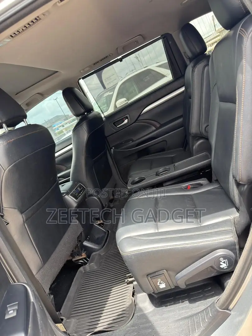 Toyota Highlander XLE 4x4 V6 (3.5L 6cyl 8A) 2018 Silver
