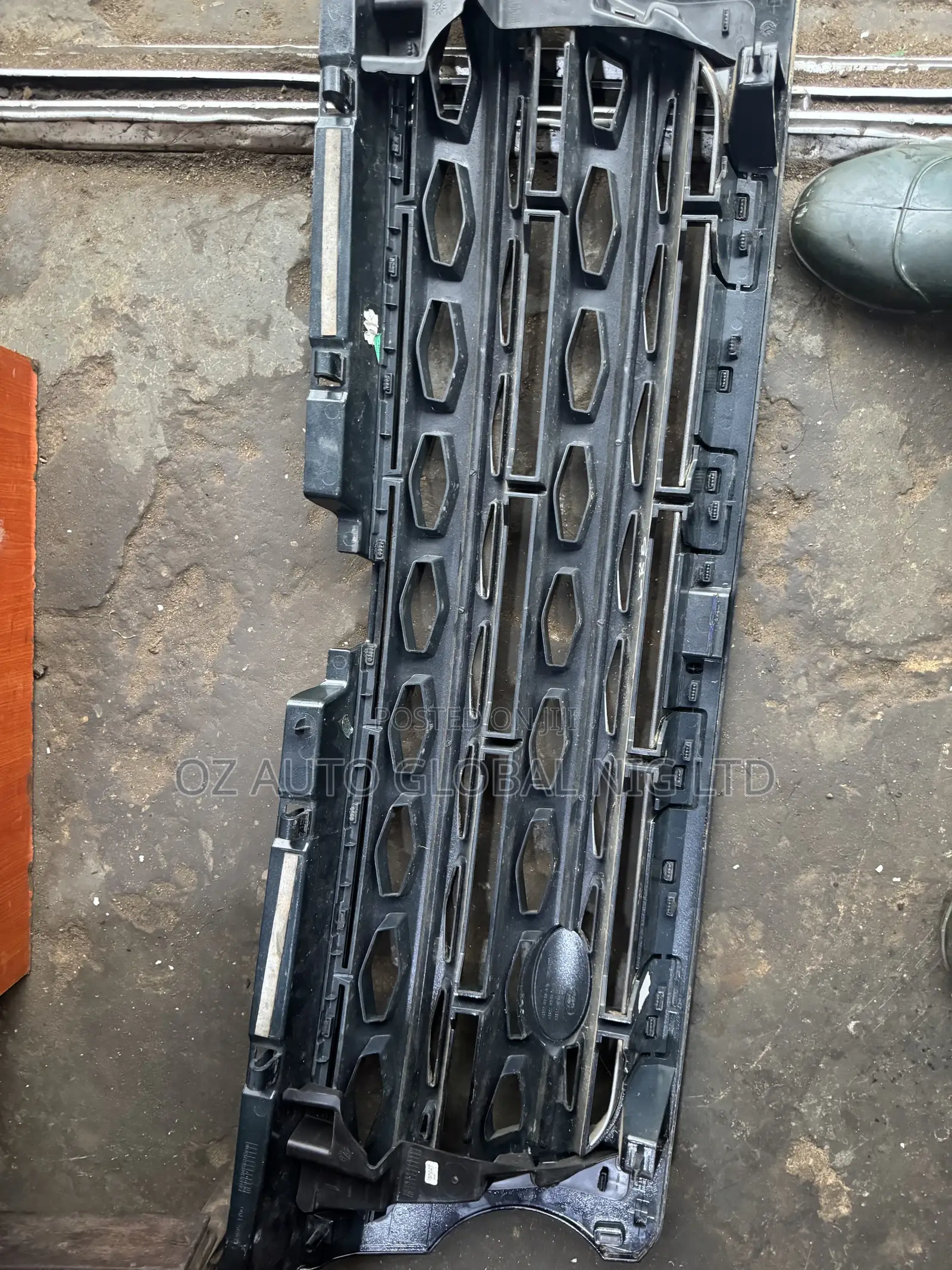 Land Rover Discovery 5 (LR5) Front Grille – Direct Tokunbo