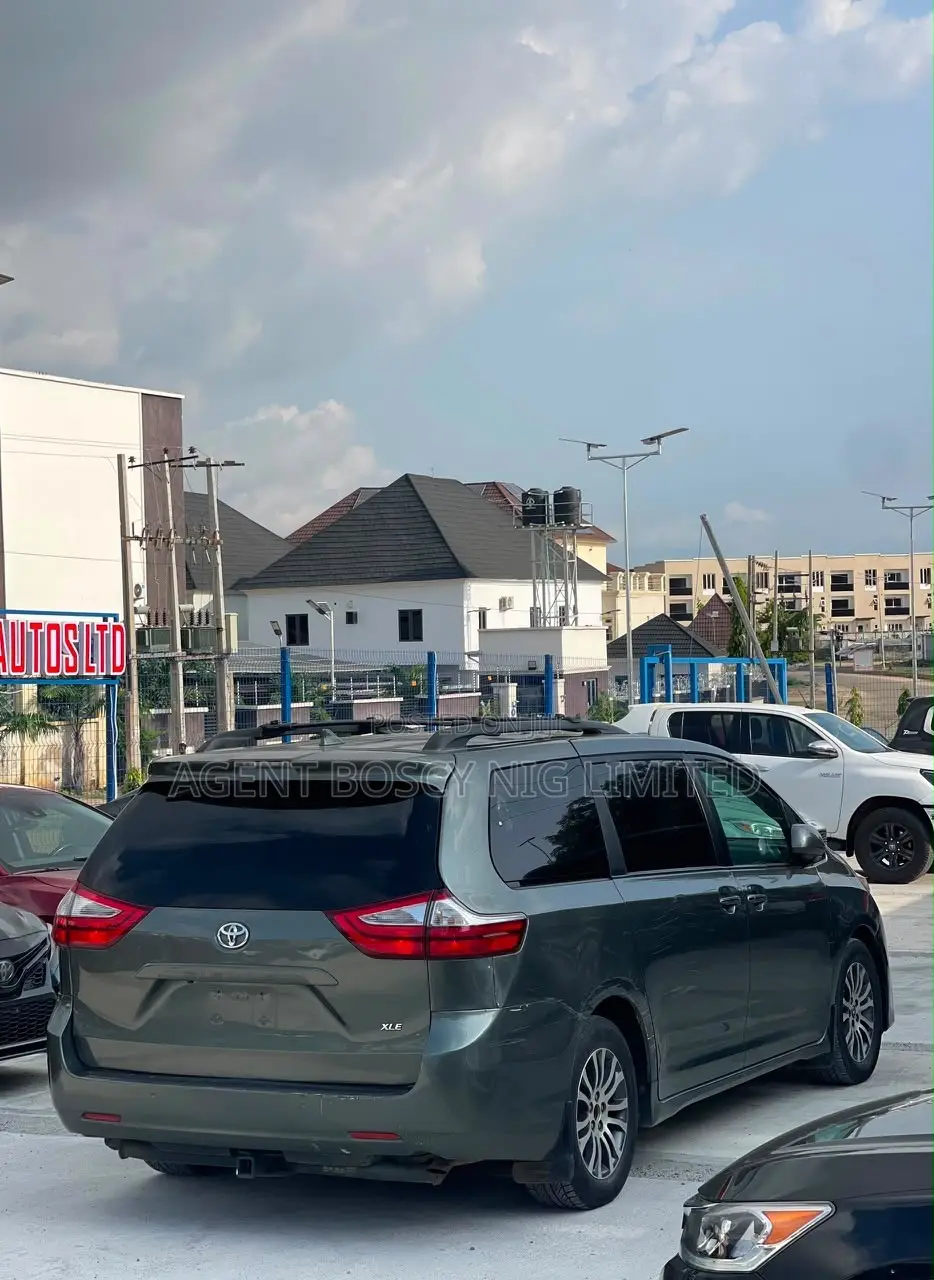 Toyota Sienna XLE AWD (3.5L 6cyl 8A) 2018 Green
