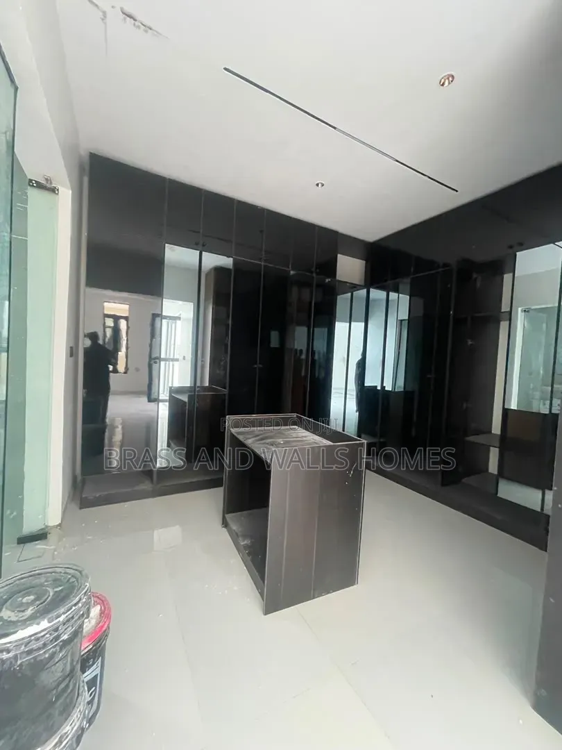 Furnished 5bdrm Duplex in Lakowe for sale