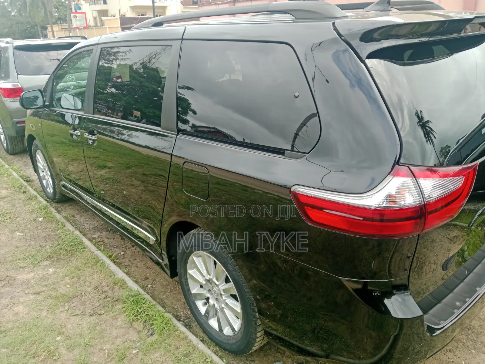Toyota Sienna XLE 7 AWD 2020 Black