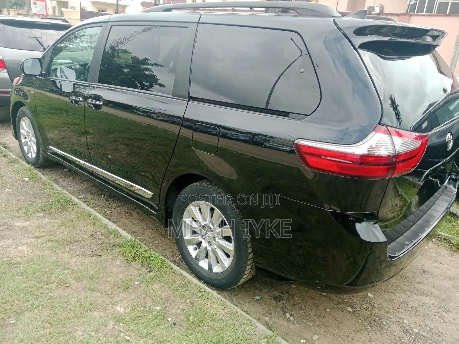 Toyota Sienna XLE 7 AWD 2020 Black