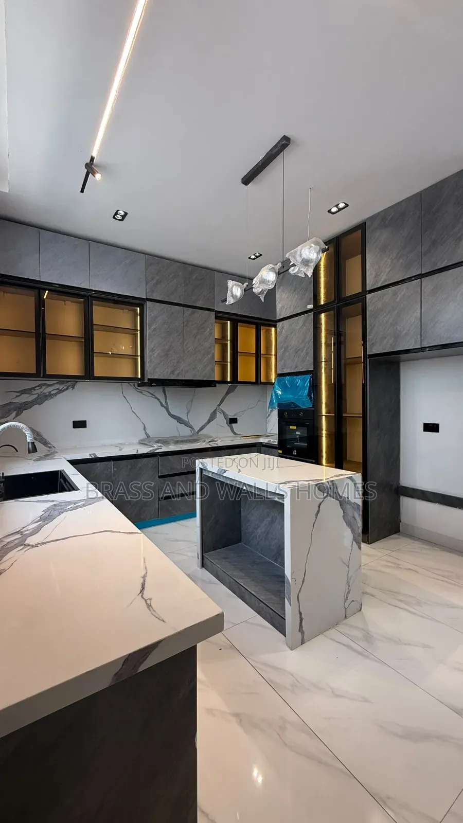 Furnished 5bdrm Duplex in Chevron for sale