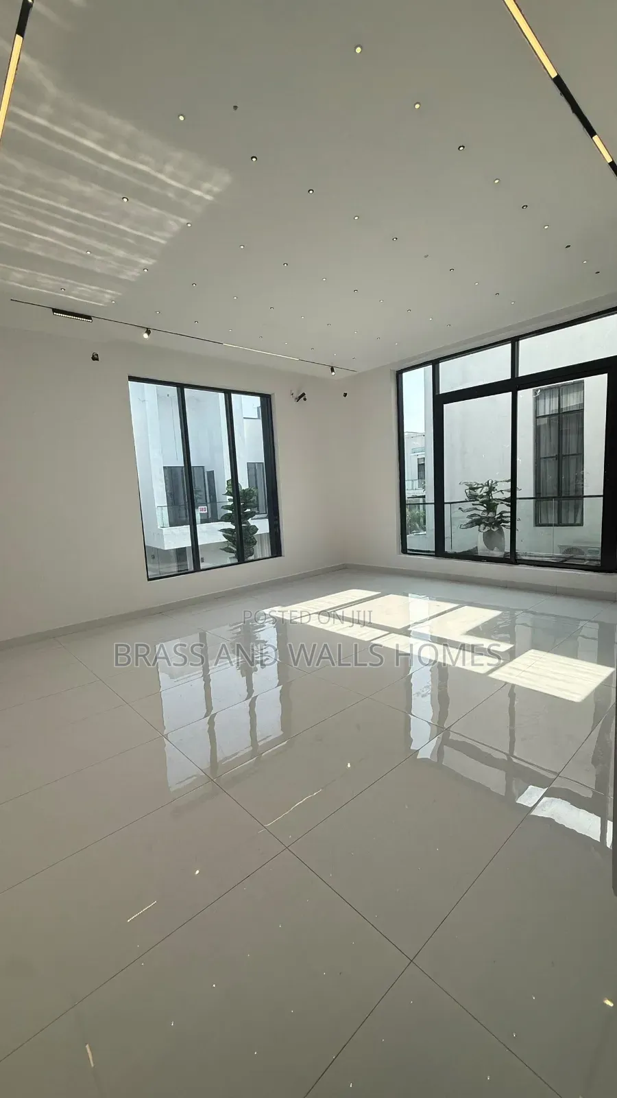 Furnished 5bdrm Duplex in Chevron for sale
