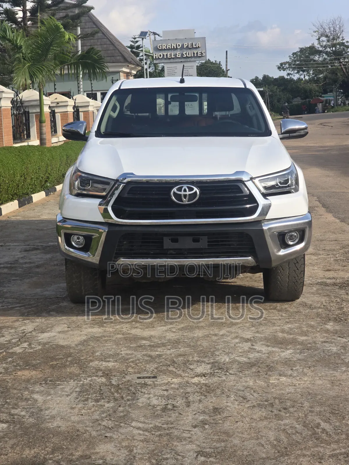Toyota Hilux 2022 White