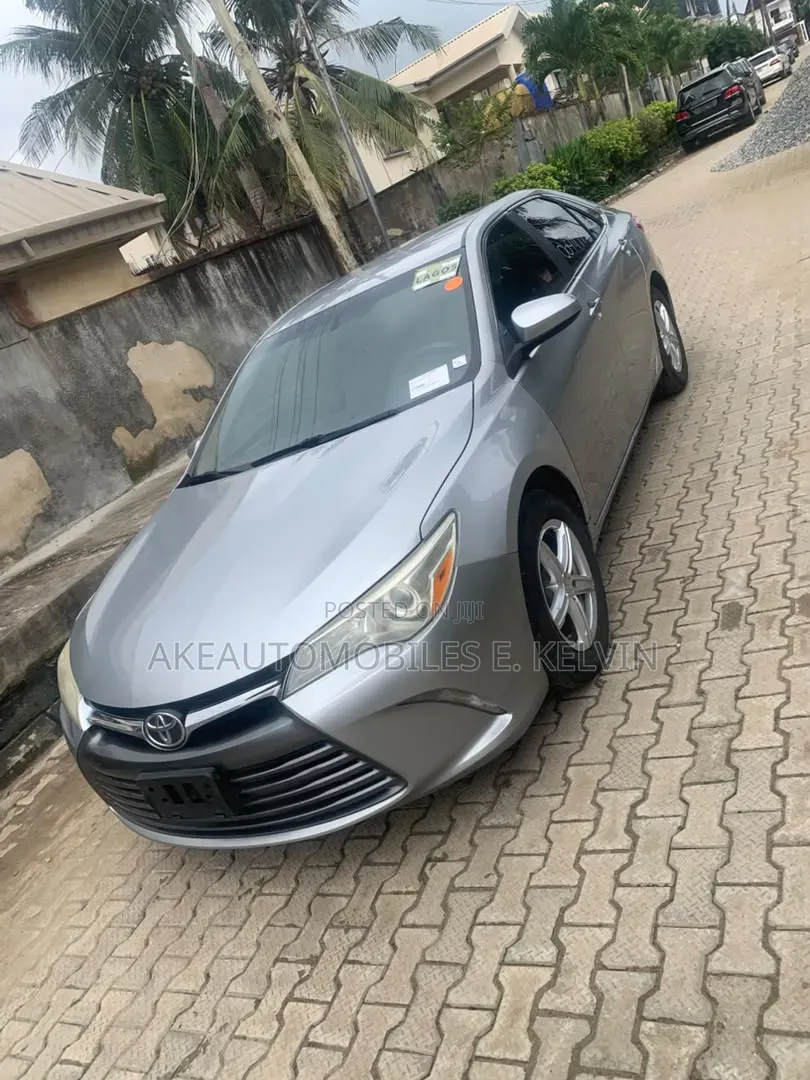 Toyota Camry LE 4dr Sedan (2.5L 4cyl 6A) 2015 Silver