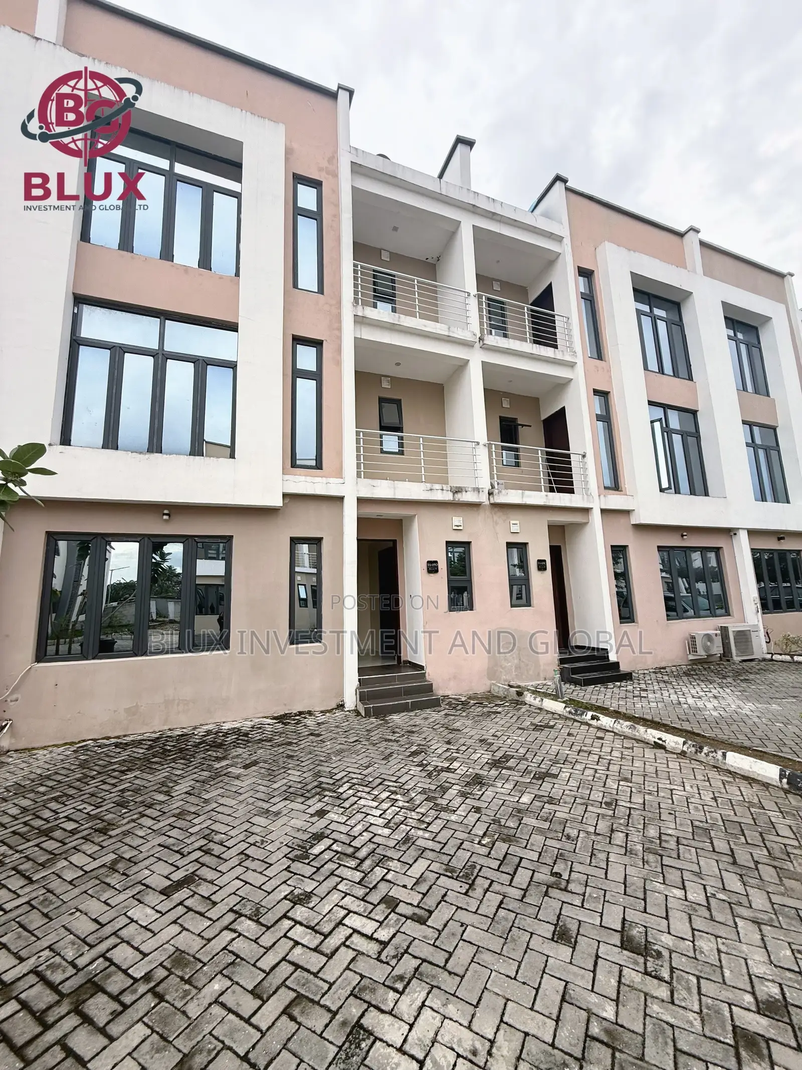 4bdrm Duplex in Off Platinum Way for sale