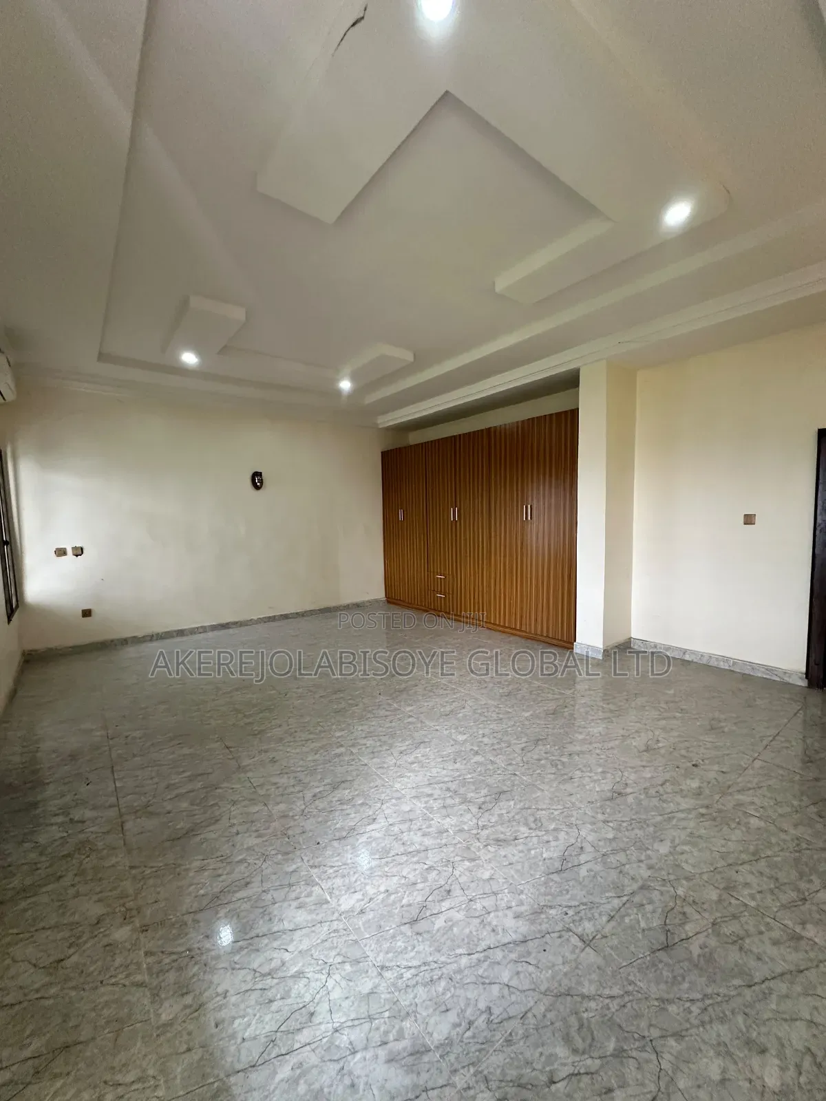 4bdrm Duplex in Close To Magistrate for rent