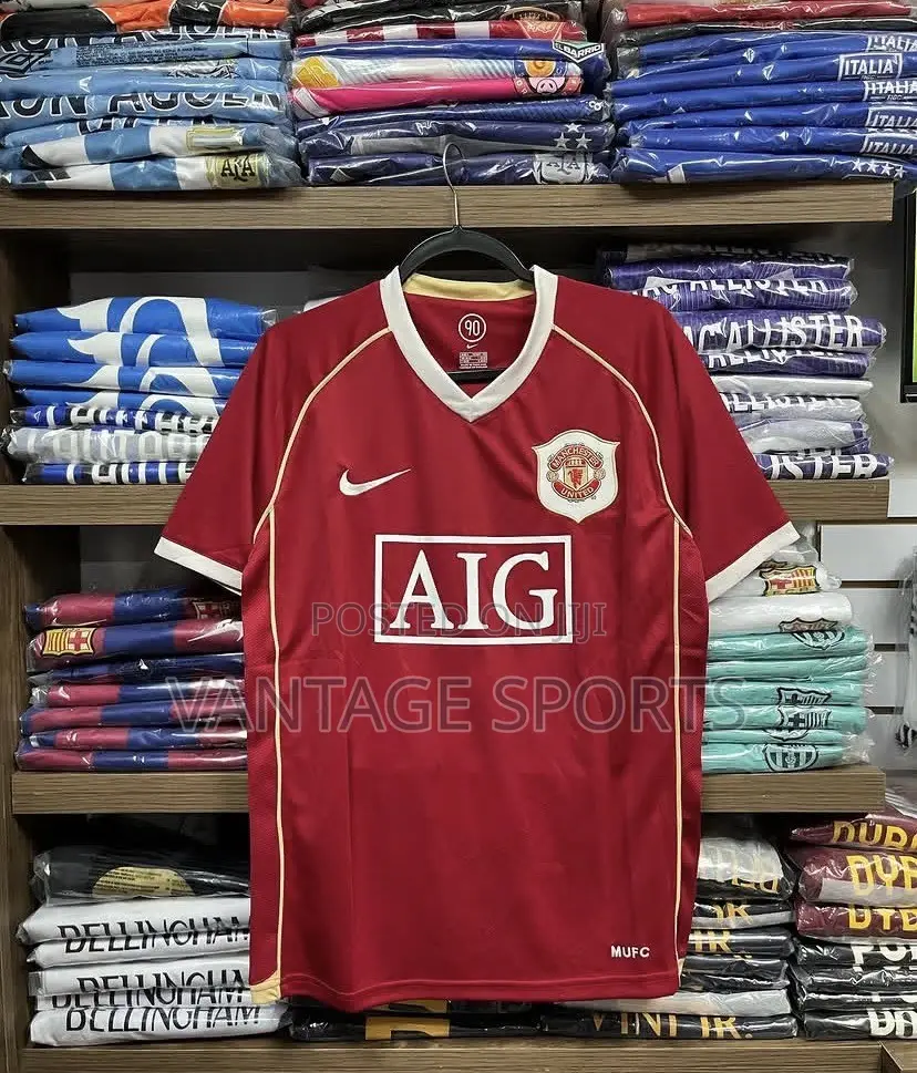 Manchester United Retro Jersey – Classic Man Utd Football Shirt