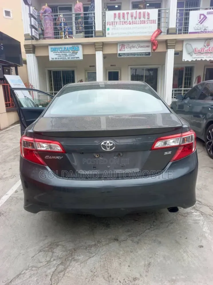 Toyota Camry SE 4dr Sedan w/Prod. End 11/13 (2.5L 4cyl 6A) 2014 Gray