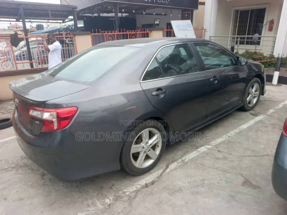 Toyota Camry SE 4dr Sedan w/Prod. End 11/13 (2.5L 4cyl 6A) 2014 Gray