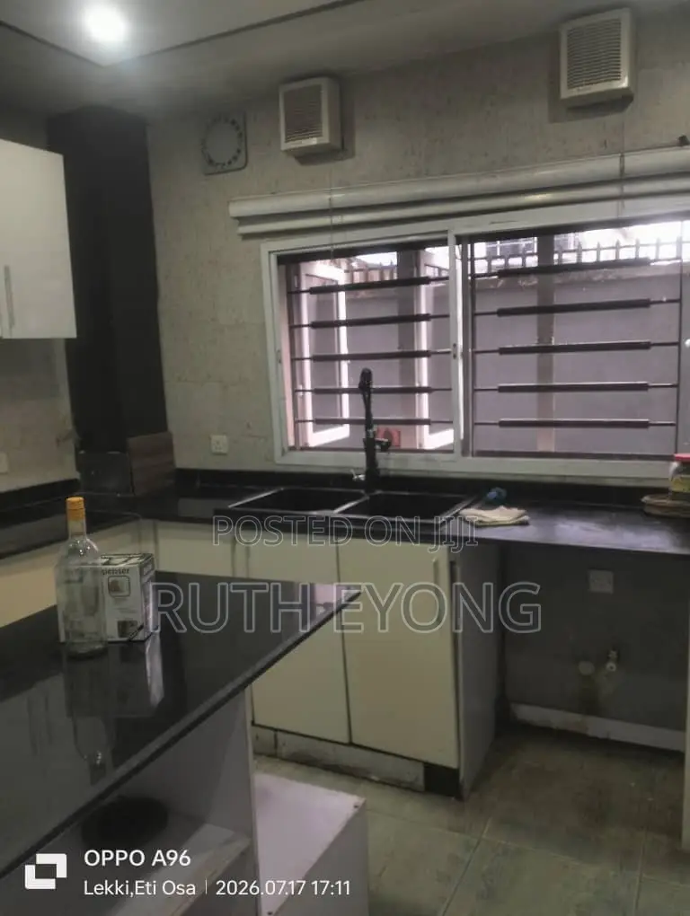 3bdrm Apartment in Ologolo Lekki Lagos for sale