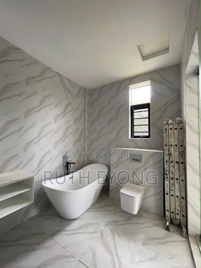 5bdrm Duplex in Chevron for sale