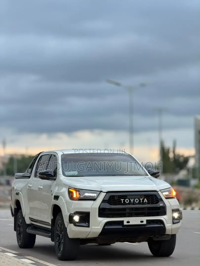 Toyota Hilux 2022 White