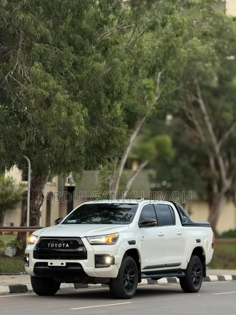 Toyota Hilux 2022 White