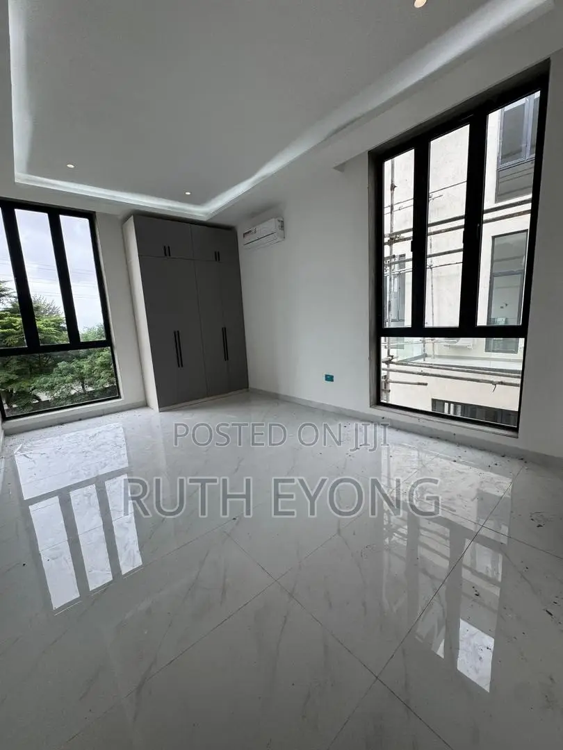 5bdrm Duplex in Banana Island for sale