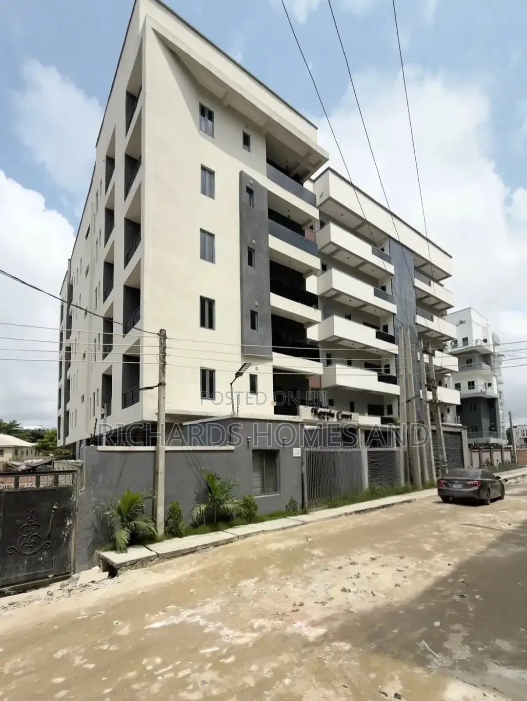 2bdrm Apartment in Lekki Phase 1 for rent