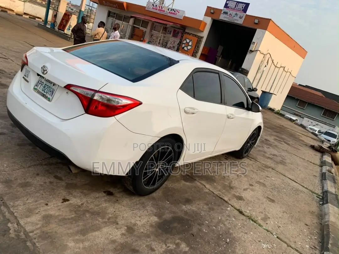 Toyota Corolla LE 4dr Sedan (1.8L 4cyl CVT) 2015 White