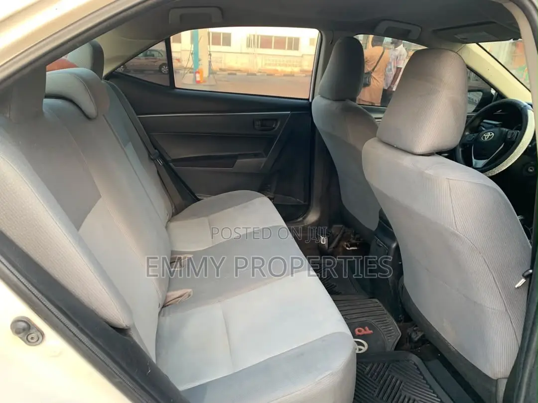 Toyota Corolla LE 4dr Sedan (1.8L 4cyl CVT) 2015 White