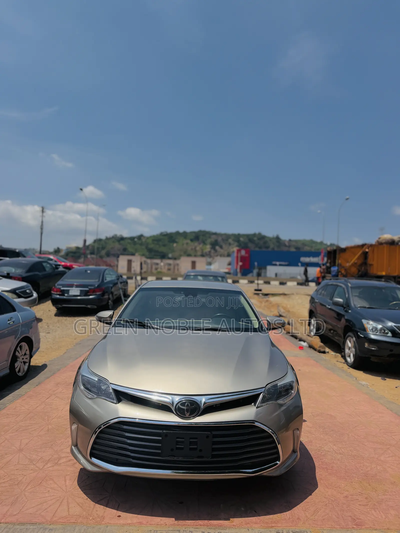 Toyota Avalon XLE Plus Sedan FWD (3.5L 6cyl 6A) 2017 Gold