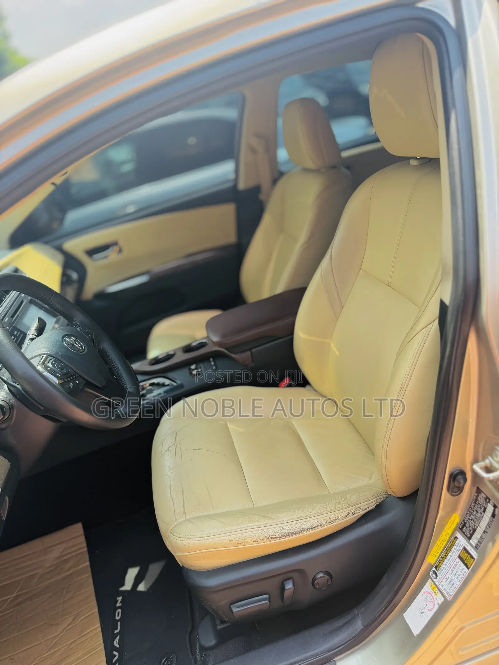 Toyota Avalon XLE Plus Sedan FWD (3.5L 6cyl 6A) 2017 Gold
