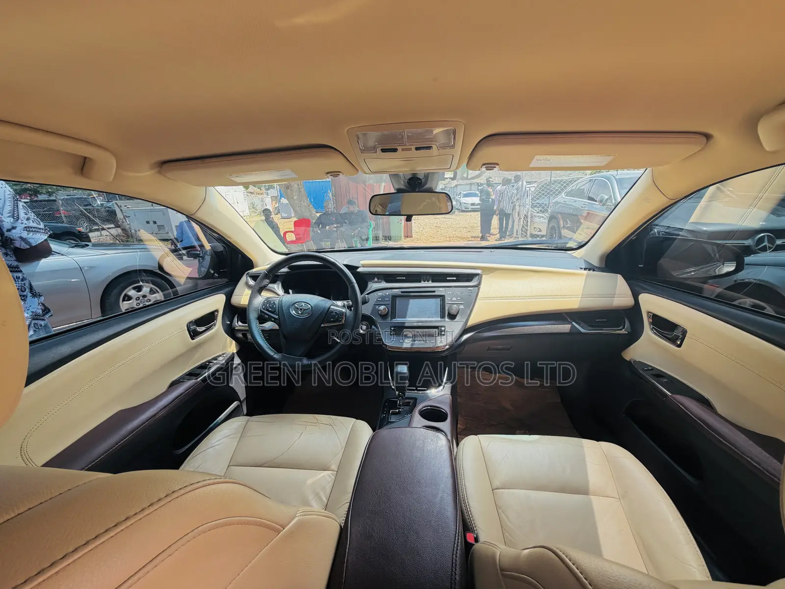 Toyota Avalon XLE Plus Sedan FWD (3.5L 6cyl 6A) 2017 Gold