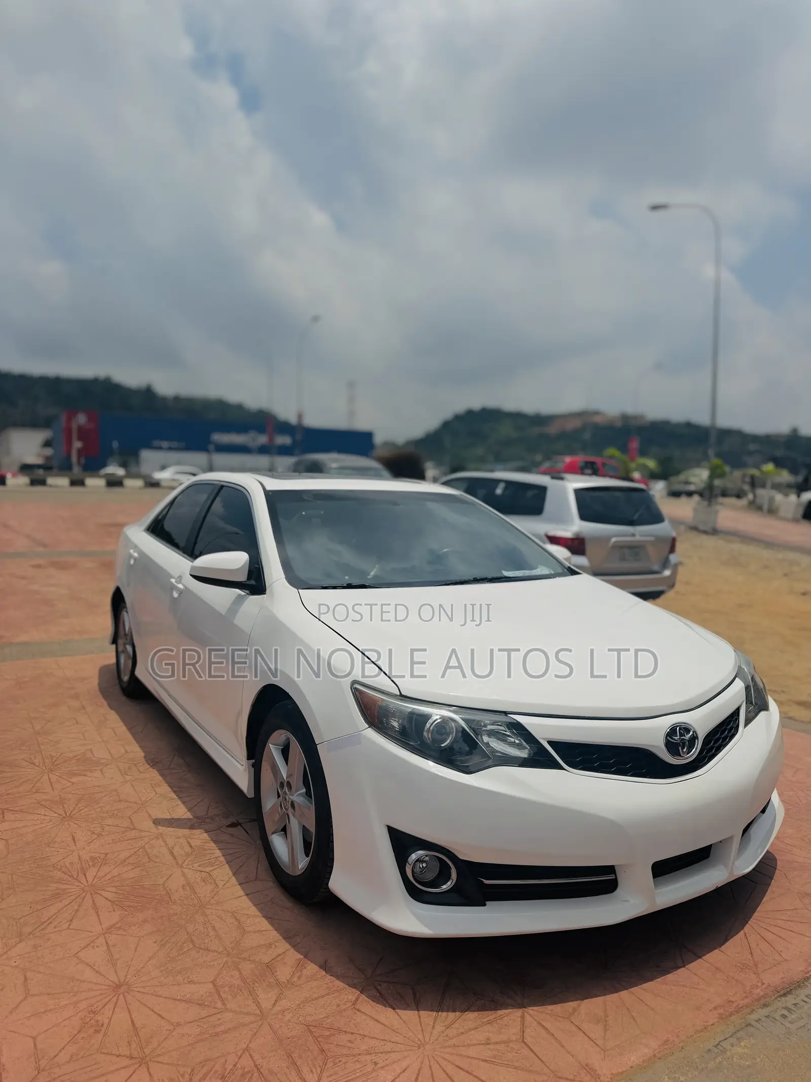 Toyota Camry SE 4dr Sedan (2.5L 4cyl 6A) 2013 White