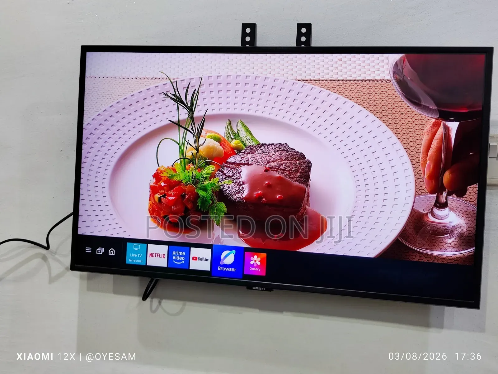 32" Inches Samsung Qled Sleek Smart TV