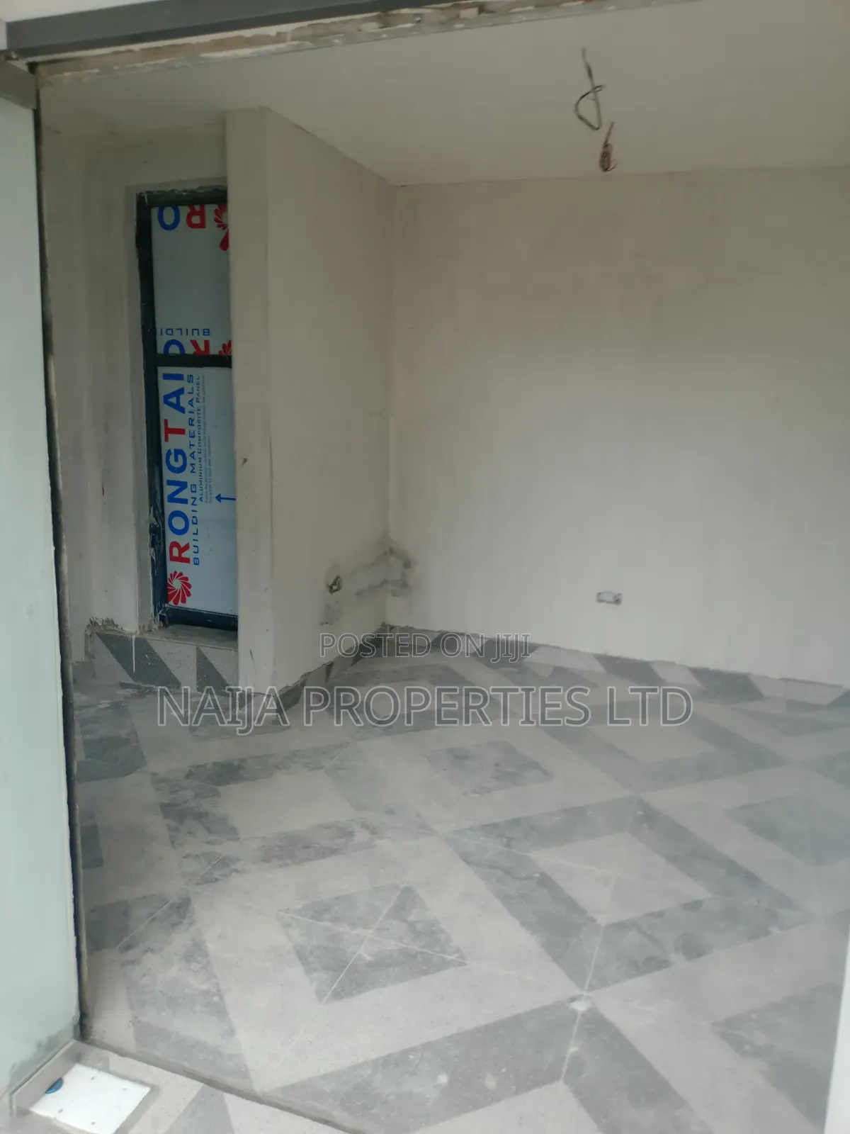 Shop Closed to the Express at MajeK, Sangotedo for Rent