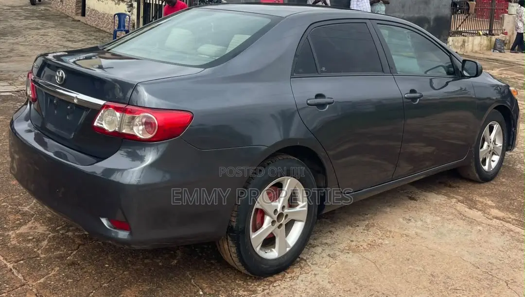 Toyota Corolla LE 4dr Sedan (1.8L 4cyl 4A) 2013 Gray