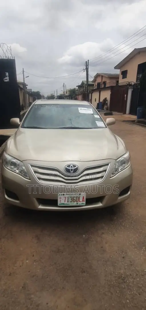 Toyota Camry LE 4dr Sedan (2.5L 4cyl 6AM) 2010 Gold