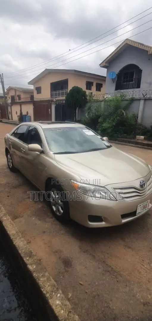 Toyota Camry LE 4dr Sedan (2.5L 4cyl 6AM) 2010 Gold
