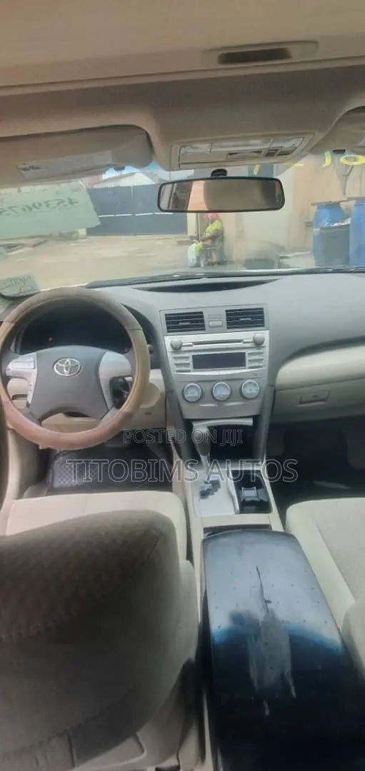Toyota Camry LE 4dr Sedan (2.5L 4cyl 6AM) 2010 Gold