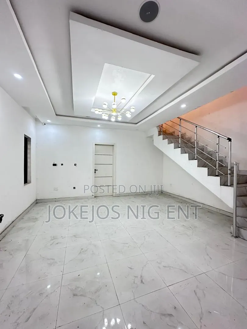 4bdrm Townhouse/Terrace in Lekki Scheme 2 for sale