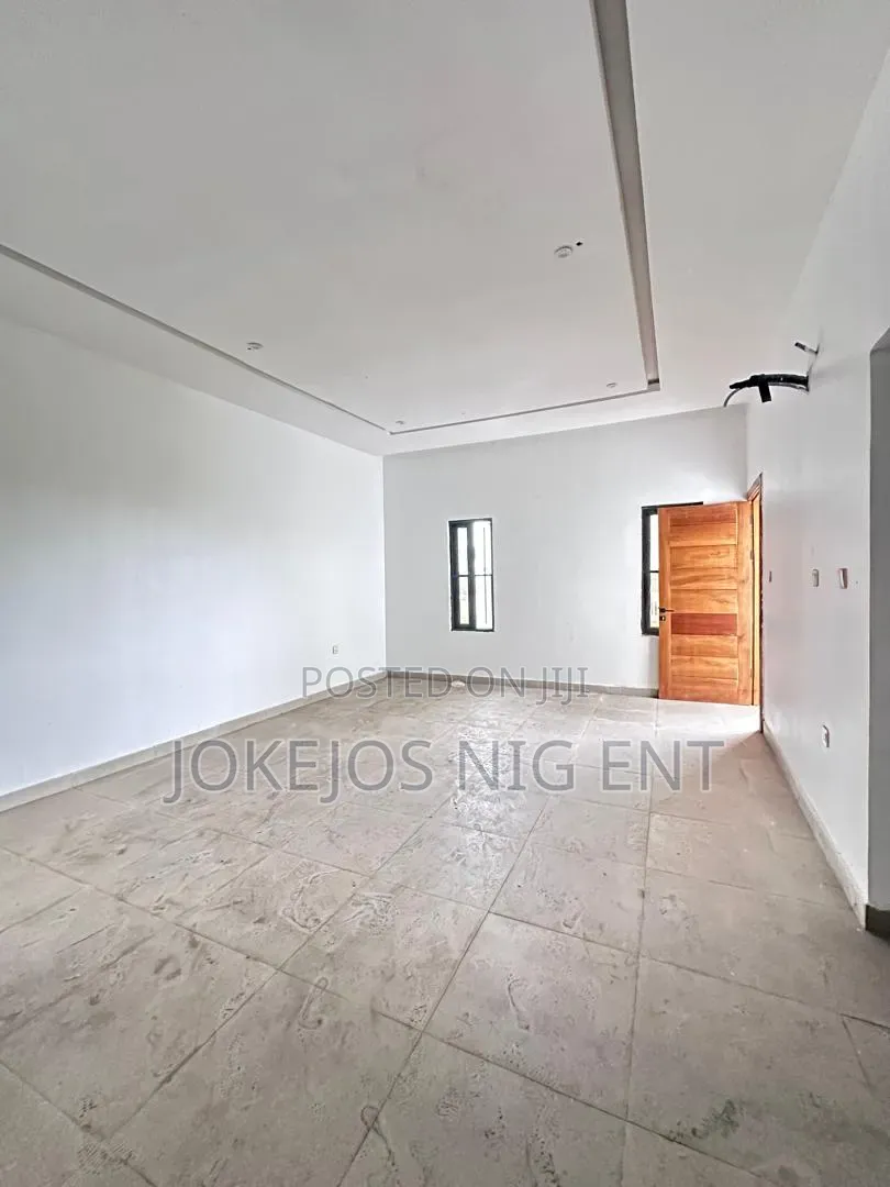 4bdrm Townhouse/Terrace in Lekki Scheme 2 for sale