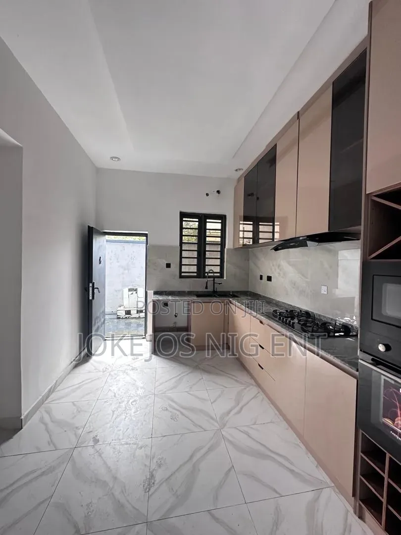 4bdrm Townhouse/Terrace in Lekki Scheme 3 for sale