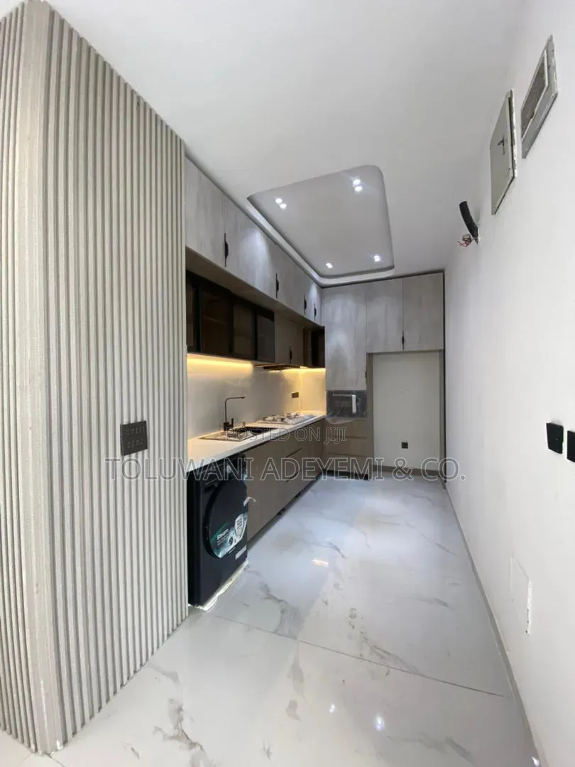 2bdrm Apartment in Lekki Phase 1 for rent