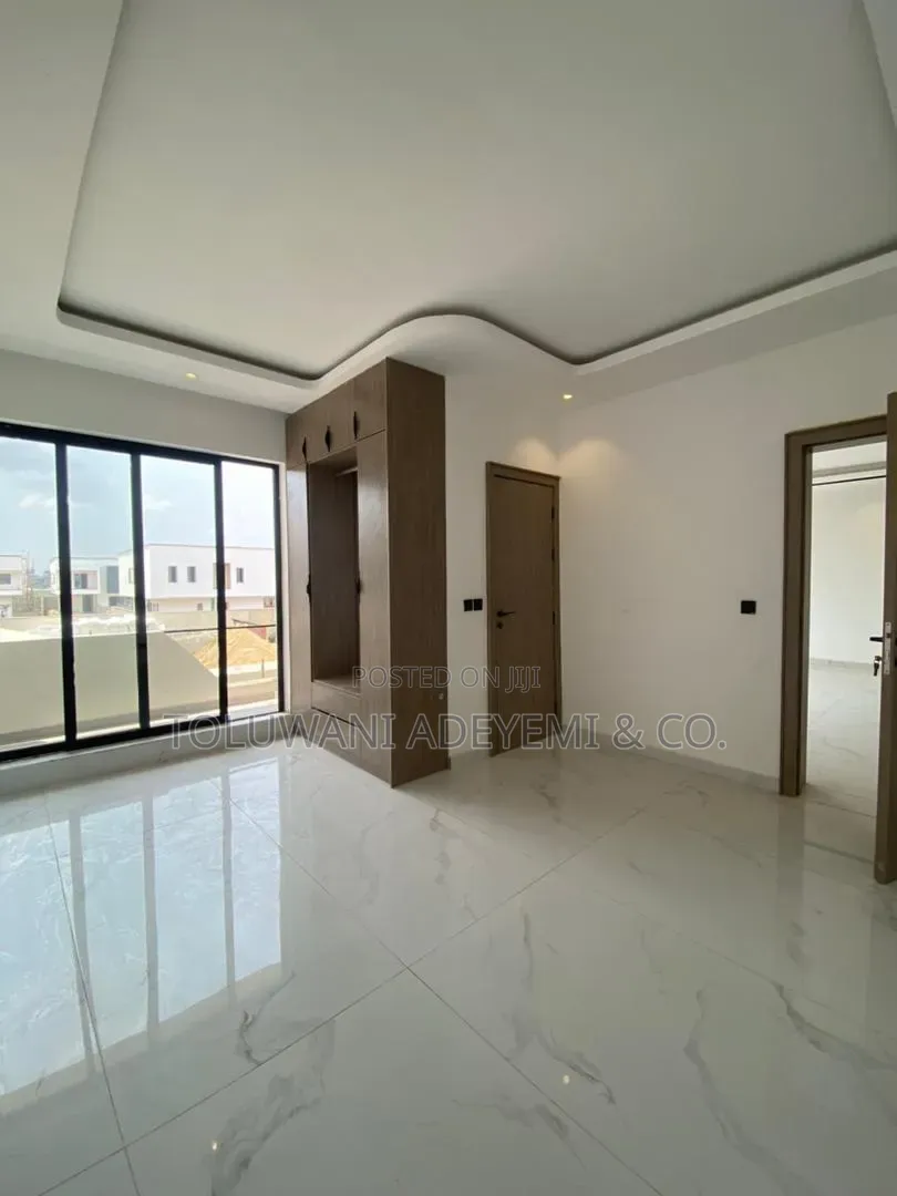 2bdrm Apartment in Lekki Phase 1 for rent