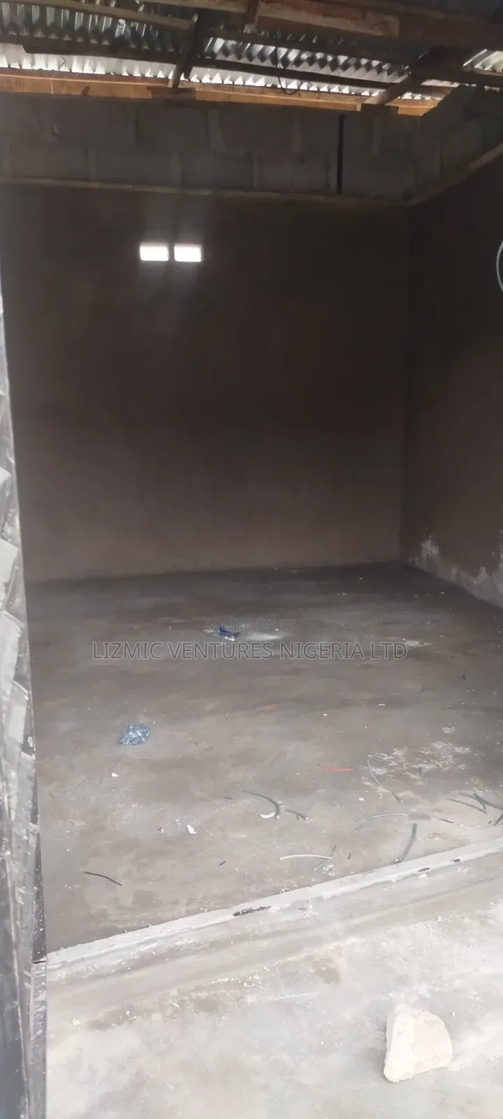 Spacious lShop Tolet